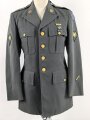 U.S. Army, Uniformjacke datiert 1976. Die Effekten scheinbar original vernäht, dazu eine passende Hose.
