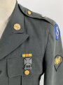 U.S. Army, Uniformjacke datiert 1976. Die Effekten scheinbar original vernäht, dazu eine passende Hose.