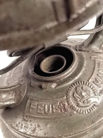 Laterne Feuerhand Nr. 176, Höhe ohne Griff etwa 20cm, feldgrauer Originallack, mit Sturmkappe, ungereinigtes Stück