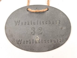 Erkennungsmarke " Werkluftschutz" aus Zink. Guter Zustand, selten