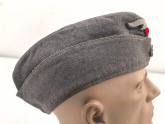 Luftwaffe, Schiffchen für Mannschaften. Stark getragenes Stück, der Adler original, aber neuzeitlich ergänzt. Kopfgrösse gemessen 58