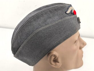 Luftwaffe, Schiffchen für Mannschaften. Stark getragenes Stück, der Adler original, aber neuzeitlich ergänzt. Kopfgrösse gemessen 58