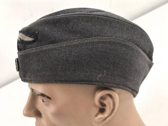 Luftwaffe, Schiffchen für Mannschaften. Stark getragenes Stück, der Adler original, aber neuzeitlich ergänzt. Kopfgrösse gemessen 58