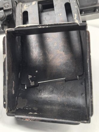 Gurtfüller für Maschinengewehr 50 Schuss Gurt Wehrmacht. Hersteller cnx. Meiner Meinung nach ein guter Wasserfund. beweglich