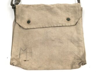 Tasche mit Trageriemen aus Wehrmachtsmaterial. Maße etwa 30 x 30cm, Nachkrieg ?