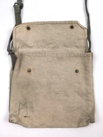 Tasche mit Trageriemen aus Wehrmachtsmaterial. Maße etwa 30 x 30cm, Nachkrieg ?