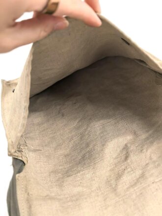 Tasche mit Trageriemen aus Wehrmachtsmaterial. Maße etwa 30 x 30cm, Nachkrieg ?