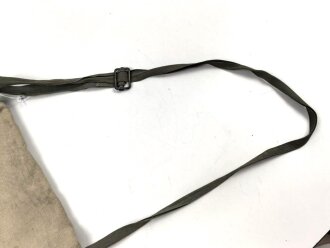 Tasche mit Trageriemen aus Wehrmachtsmaterial. Maße etwa 30 x 30cm, Nachkrieg ?