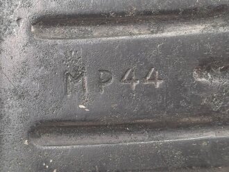 Magazin MP44 Wehrmacht, Hersteller gqm, eine "Lippe" abgeschnitten, somit hält keine Patrone mehr und die Eigenschaften als Magazin sind nicht mehr gegeben .  Frei Verkäuflich ab 18. Jahren