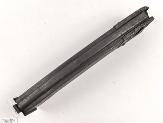 Magazin MP44 Wehrmacht, Hersteller gqm, eine "Lippe" abgeschnitten, somit hält keine Patrone mehr und die Eigenschaften als Magazin sind nicht mehr gegeben .  Frei Verkäuflich ab 18. Jahren