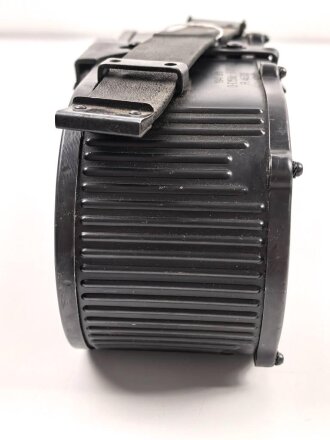 Doppeltrommel 15 für MG15 der Luftwaffe, Hersteller dfb, datiert 1941,  eine "Lippe" abgeschnitten, somit hält keine Patrone mehr und die Eigenschaften als Magazin sind nicht mehr gegeben .  Frei Verkäuflich ab 18. Jahren