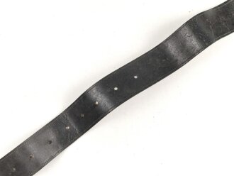 Eindornkoppel schwarzes Leder, Höhe 50mm, Gesamtlänge etwa 122cm, schweres Messingschloss
