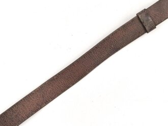 Eindornkoppel schwarzes Lackleder, Höhe 40mm, Gesamtlänge etwa 114cm, Messingschloss