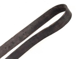 Eindornkoppel schwarzes Leder, Höhe 27mm, Gesamtlänge etwa 105cm, Eisenschliesse