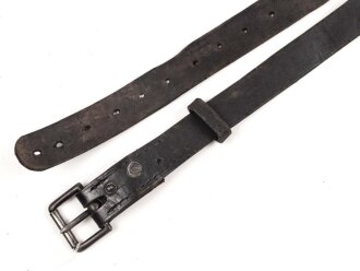 Eindornkoppel schwarzes Leder, Höhe 27mm, Gesamtlänge etwa 105cm, Eisenschliesse