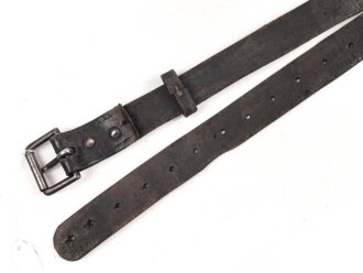 Eindornkoppel schwarzes Leder, Höhe 27mm, Gesamtlänge etwa 105cm, Eisenschliesse