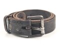 Eindornkoppel schwarzes Leder, Höhe 27mm, Gesamtlänge etwa 105cm, Eisenschliesse