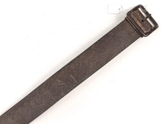 Eindornkoppel ungeschwärzes Leder, Höhe 44mm, Gesamtlänge etwa 110cm, Eisenschloss lackiert