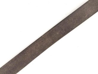 Eindornkoppel ungeschwärzes Leder, Höhe 44mm, Gesamtlänge etwa 110cm, Eisenschloss lackiert