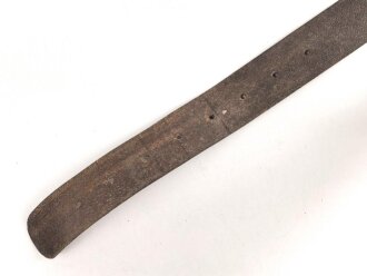 Eindornkoppel ungeschwärzes Leder, Höhe 44mm, Gesamtlänge etwa 110cm, Eisenschloss lackiert