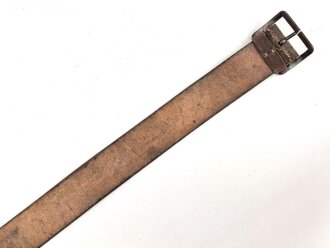 Eindornkoppel ungeschwärzes Leder, Höhe 44mm, Gesamtlänge etwa 110cm, Eisenschloss lackiert