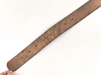 Eindornkoppel ungeschwärzes Leder, Höhe 44mm, Gesamtlänge etwa 110cm, Eisenschloss lackiert
