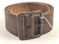 Eindornkoppel ungeschwärzes Leder, Höhe 44mm, Gesamtlänge etwa 110cm, Eisenschloss lackiert