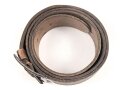 Eindornkoppel ungeschwärzes Leder, Höhe 44mm, Gesamtlänge etwa 110cm, Eisenschloss lackiert
