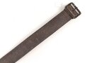 Eindornkoppel ungeschwärzes Leder, Höhe 44mm, Gesamtlänge etwa 110cm, Eisenschloss lackiert