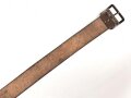Eindornkoppel ungeschwärzes Leder, Höhe 44mm, Gesamtlänge etwa 110cm, Eisenschloss lackiert