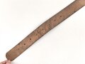 Eindornkoppel ungeschwärzes Leder, Höhe 44mm, Gesamtlänge etwa 110cm, Eisenschloss lackiert