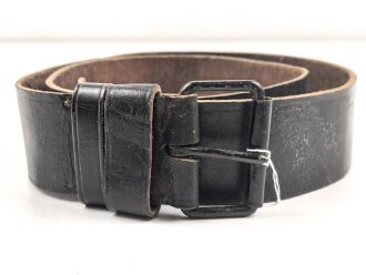 Eindornkoppel schwarzes Leder, Höhe 46mm, Gesamtlänge etwa 114cm, Eisenschliesse lackiert