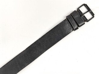 Eindornkoppel schwarzes Leder, Höhe 46mm, Gesamtlänge etwa 114cm, Eisenschliesse lackiert