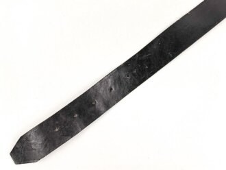 Eindornkoppel schwarzes Leder, Höhe 46mm, Gesamtlänge etwa 114cm, Eisenschliesse lackiert