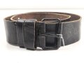 Eindornkoppel schwarzes Leder, Höhe 46mm, Gesamtlänge etwa 114cm, Eisenschliesse lackiert
