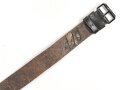 Eindornkoppel schwarzes Leder, Höhe 46mm, Gesamtlänge etwa 114cm, Eisenschliesse lackiert