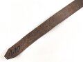 Eindornkoppel schwarzes Leder, Höhe 46mm, Gesamtlänge etwa 114cm, Eisenschliesse lackiert