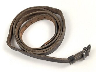Lederriemen dunkelbraun, geschwärzte Eisenschliesse, Breite knapp 2cm, Länge etwa 153cm