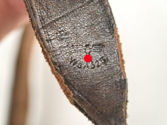 Lederriemen dunkelbraun, geschwärzte Eisenschliesse, Breite knapp 2cm, Länge etwa 153cm