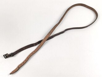 Lederriemen dunkelbraun, geschwärzte Eisenschliesse, Breite knapp 2cm, Länge etwa 153cm
