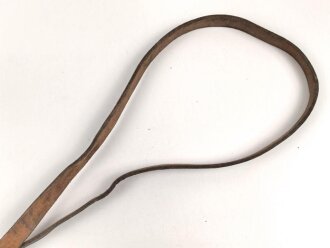 Lederriemen dunkelbraun, geschwärzte Eisenschliesse, Breite knapp 2cm, Länge etwa 153cm