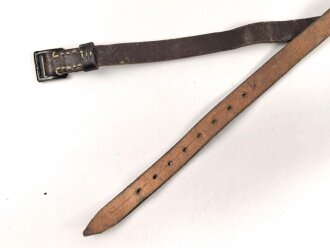 Lederriemen dunkelbraun, geschwärzte Eisenschliesse, Breite knapp 2cm, Länge etwa 153cm
