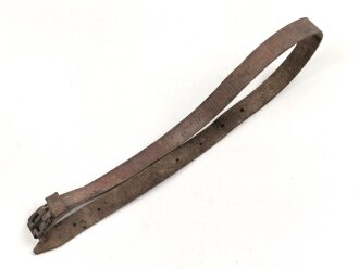 Lederriemen braun, geschwärzte Eisenschliesse, Breite knapp 2cm, Länge etwa 80cm