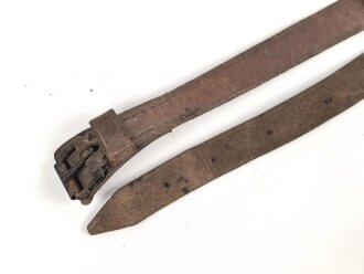 Lederriemen braun, geschwärzte Eisenschliesse, Breite knapp 2cm, Länge etwa 80cm