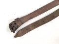 Lederriemen braun, geschwärzte Eisenschliesse, Breite knapp 2cm, Länge etwa 80cm