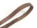 Lederriemen braun, geschwärzte Eisenschliesse, Breite knapp 2cm, Länge etwa 80cm