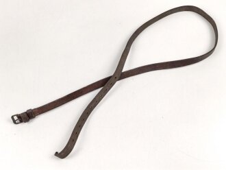 Lederriemen braun,  Eisenschliesse, Breite knapp 2cm, Länge etwa 124cm