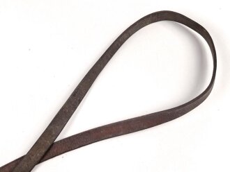 Lederriemen braun,  Eisenschliesse, Breite knapp 2cm, Länge etwa 124cm
