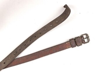 Lederriemen braun,  Eisenschliesse, Breite knapp 2cm, Länge etwa 124cm