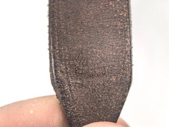 Lederriemen braun,  Eisenschliesse, Breite knapp 2cm, Länge etwa 124cm
